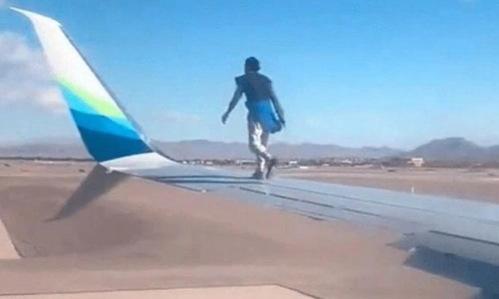 Η τρέλα στα ύψη! Ανέβηκε στο φτερό αεροπλάνου για να πετάξει χωρίς εισιτήριο (βίντεο)